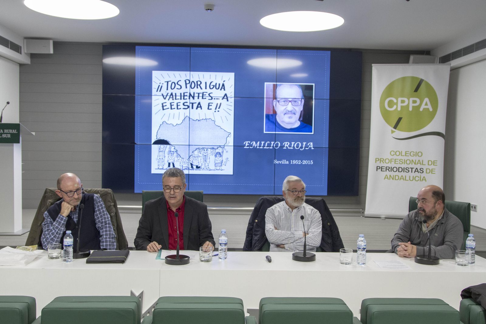 De izquierda a derecha, el autor de estas líneas, Juan Manuel Ávila, Calderón y Pandelet. Detrás, una imagen y un dibujo de Emilio Rioja.