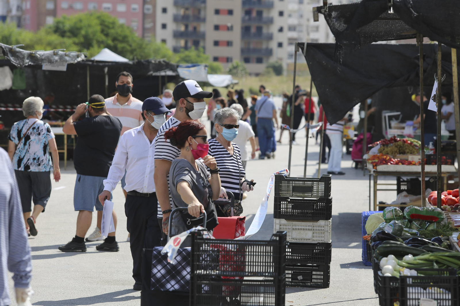 Las fotos del mercadillo de Huelin, en Málaga, en su primer día de desescalada