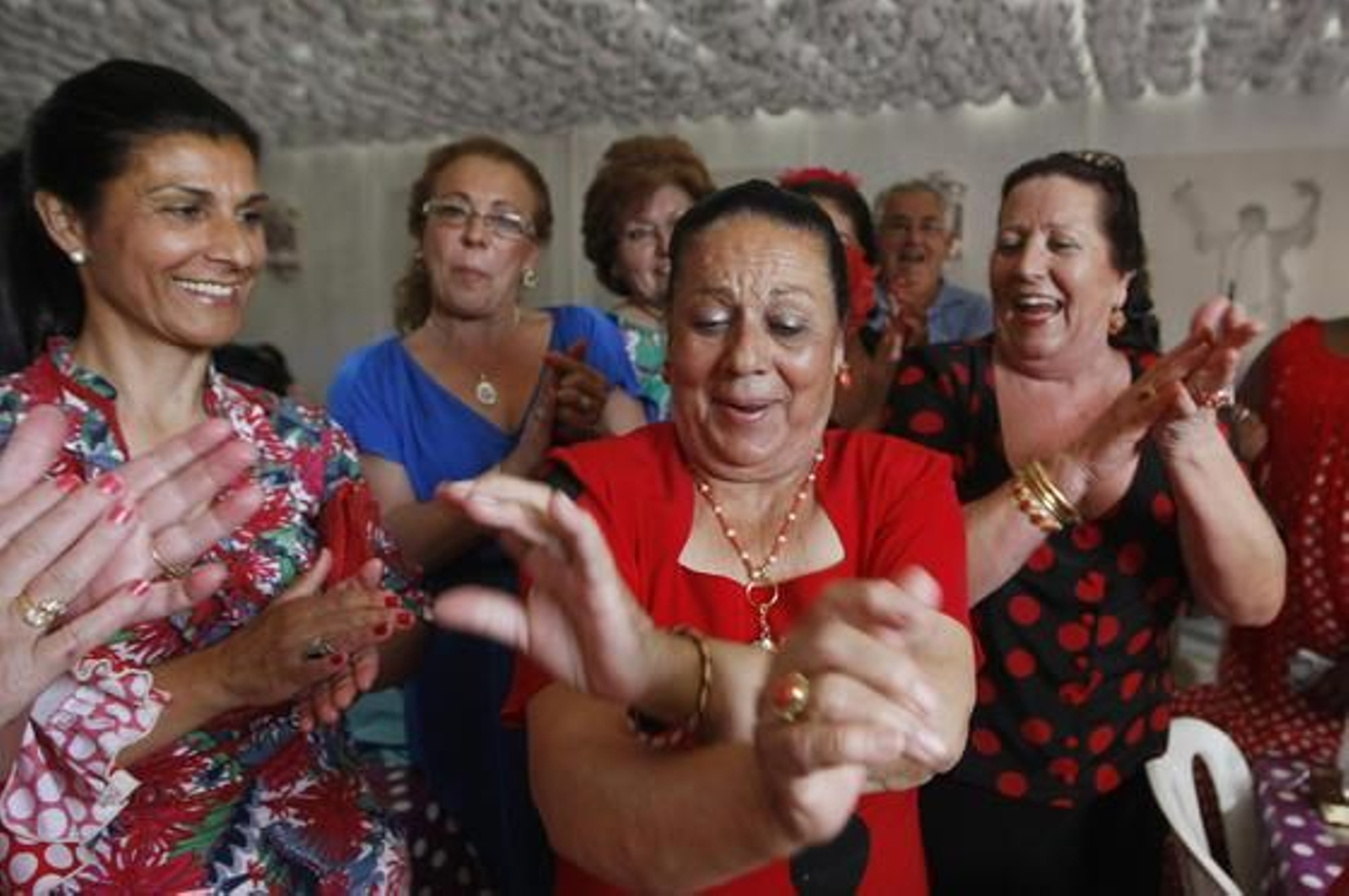 Raíces. Las mujeres de la peña Tío José de Paula, en la caseta que lleva su nombre. Foto: Pascual Raíces. Las mujeres de la peña Tío José de Paula, en la caseta que lleva su nombre. Foto: Pascual