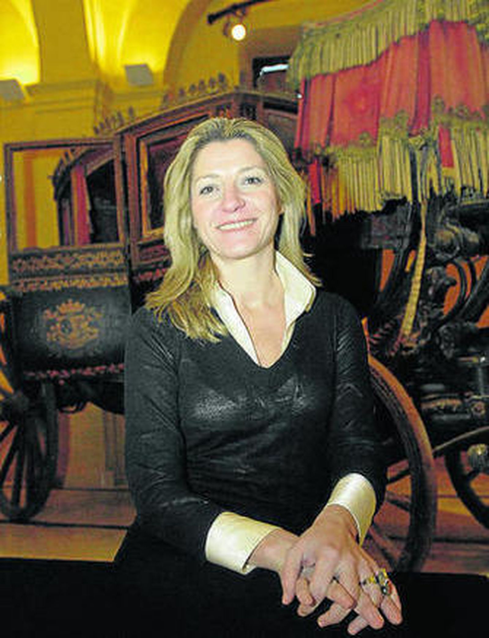 Una ejecutiva entre carruajes de época