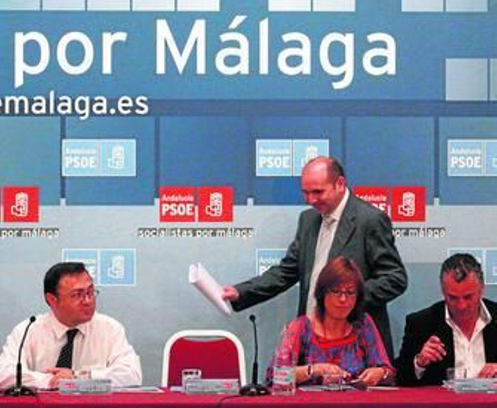 Francisco Conejo pasa junto a María Gámez y Miguel Ángel Heredia.