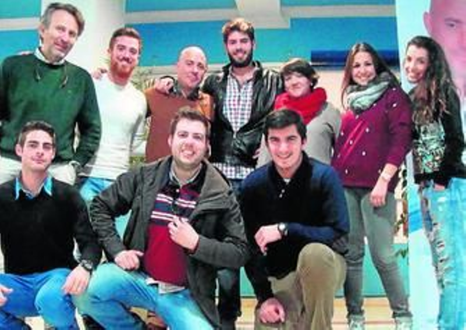 El candidato popular con las NNGG de su partido, ayer en la sede popular.