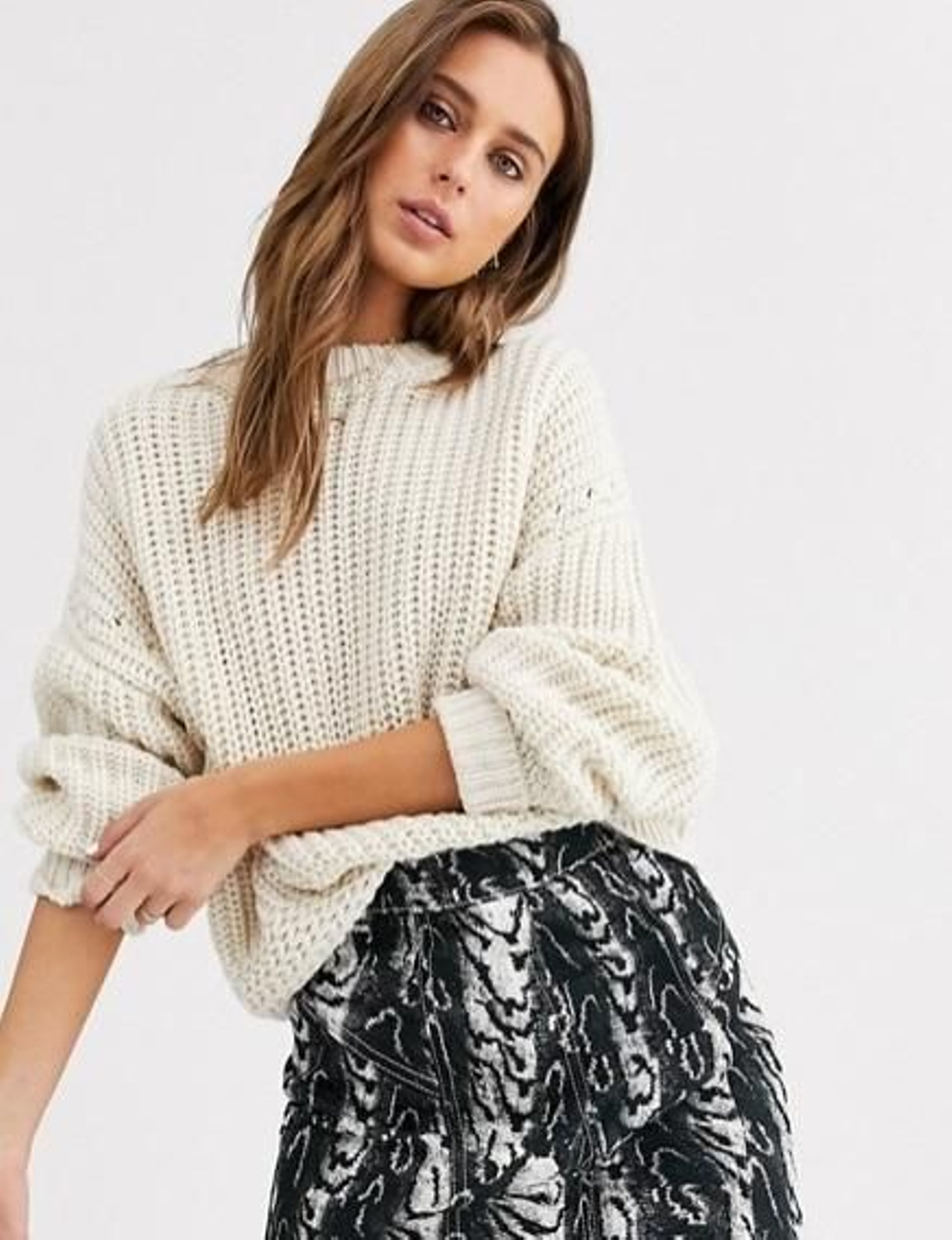 Jersey color marfil de punto grueso con cuello redondo