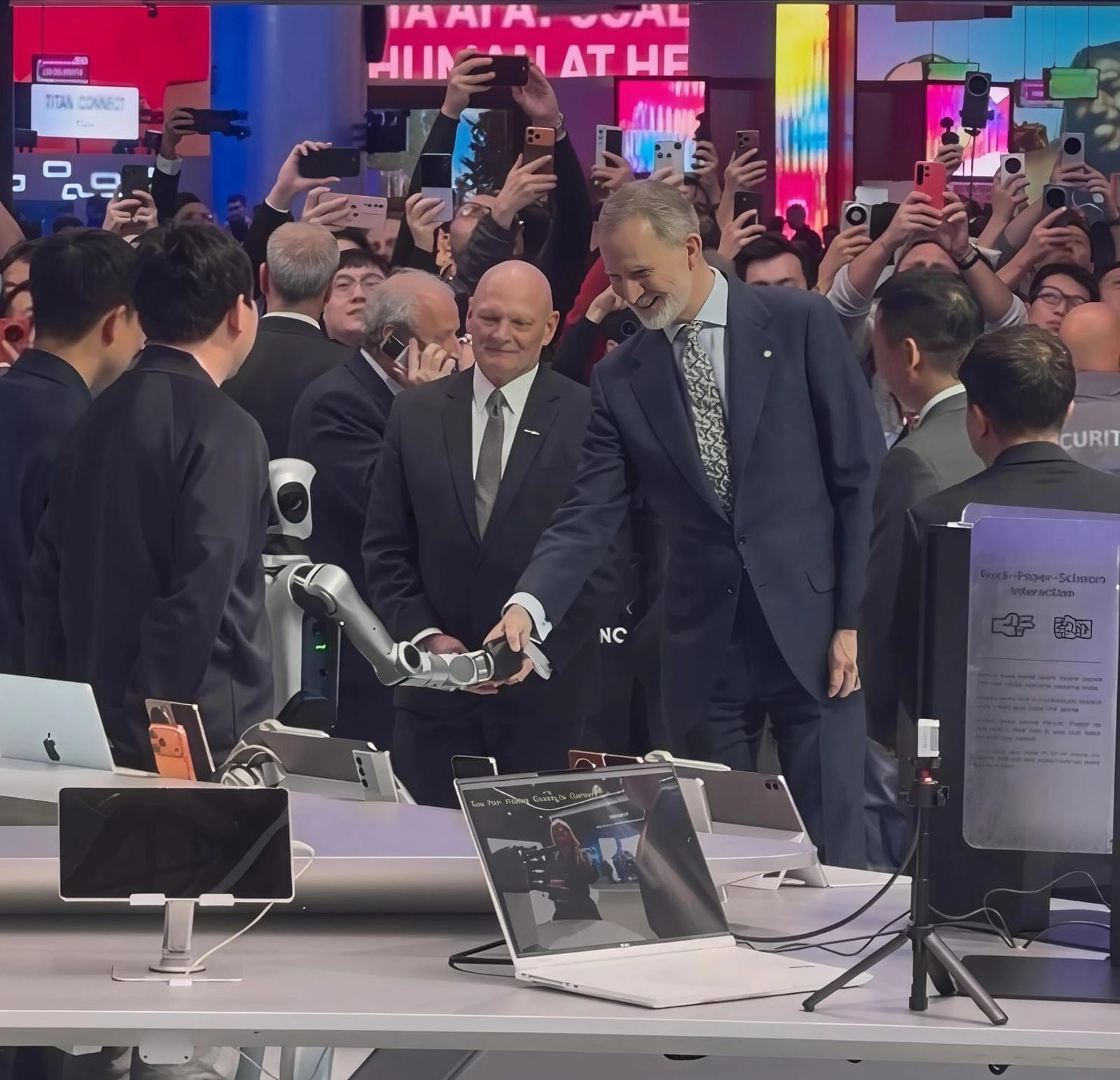 Visita del Rey Felipe VI al stand de Honor