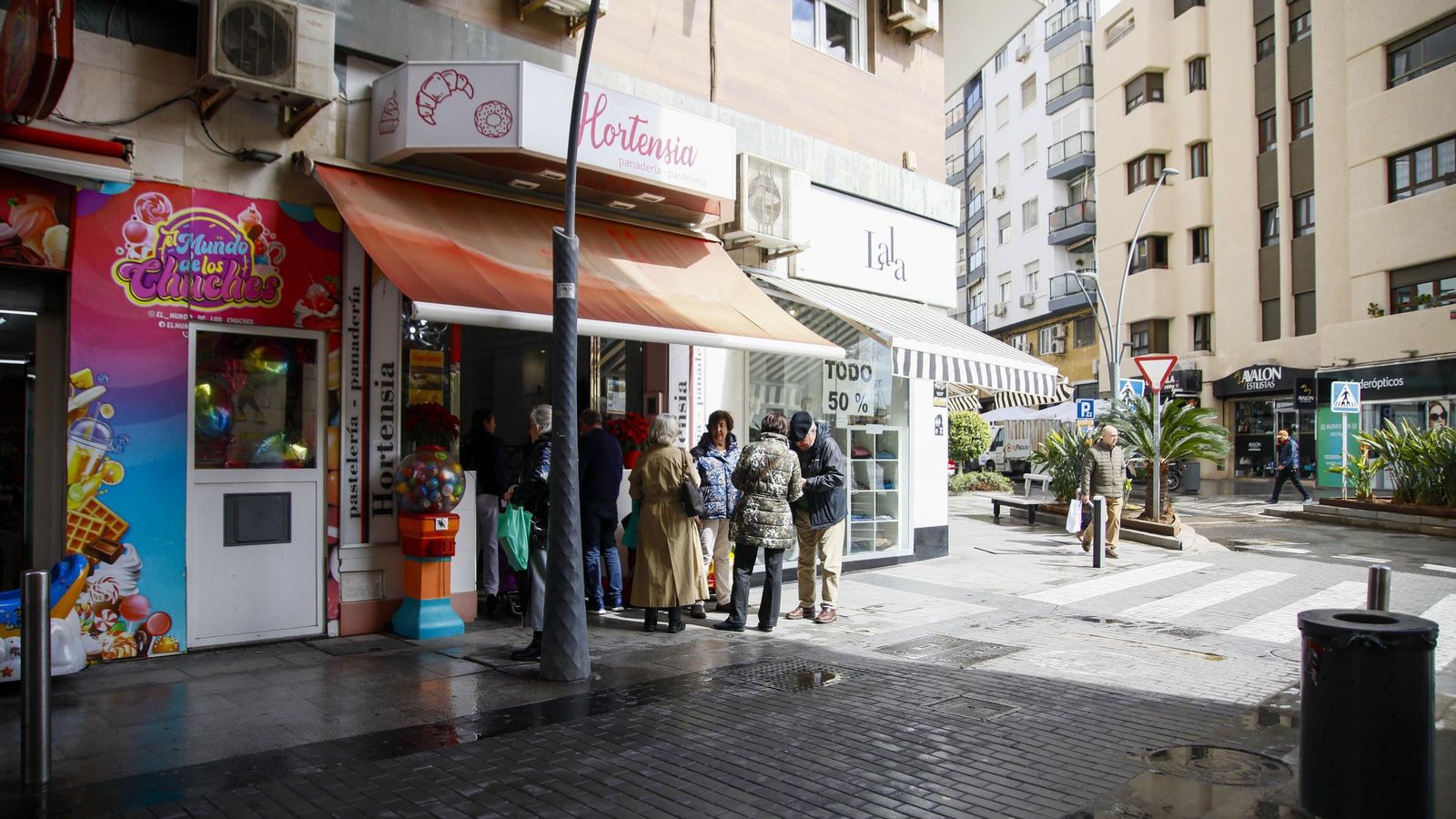 Personas esperando para comprar el pan.