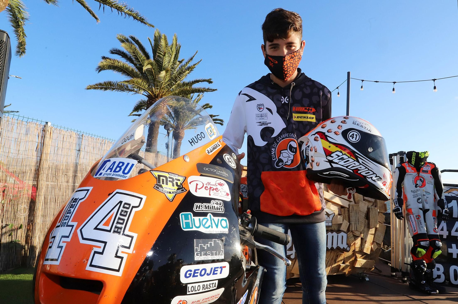 Hugo Millán posa con su moto y su casco durante la presentación de su equipo hace unos días.