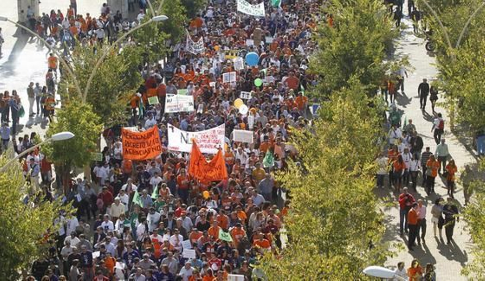 Miles de funcionarios se manifestaron desde la Alameda de Hércules hasta el Parlamento andaluz contra el decreto de la Junta bajo el lema 'Defiendo mi derecho y la gestión pública'.

Foto: Antonio Pizarro