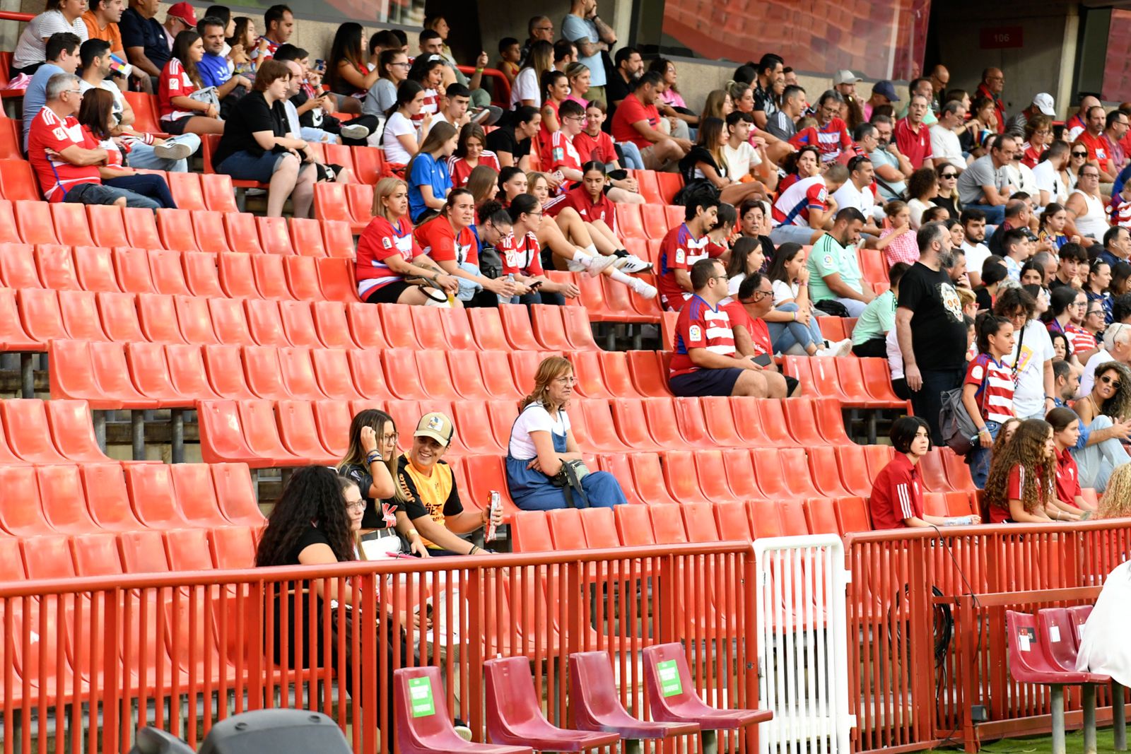 Encuéntrate en las gradas de Los Cármenes en el partido del Granada CF femenino