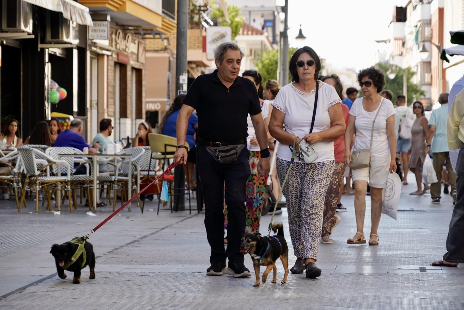 La Calle Ancha de Punta Umbría, una tarde de verano con el sol cayendo