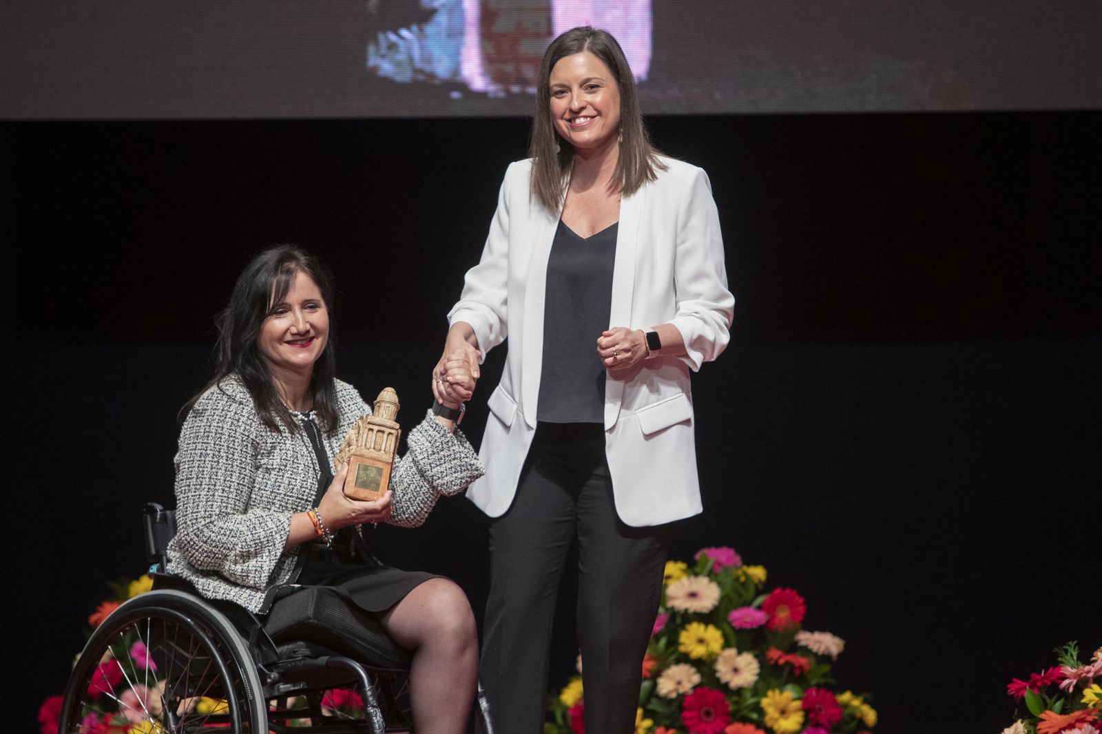 La esquiadora Mari Luz del Río, premiada por su trayectoria deportiva. En la imagen, con la alcaldesa, Patricia Cavada.