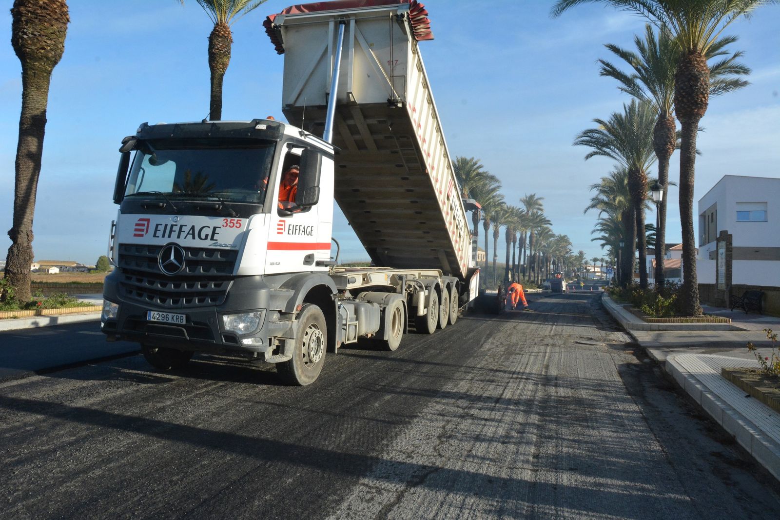 Trabajos de asfaltado en la Avenida de América de Palos.