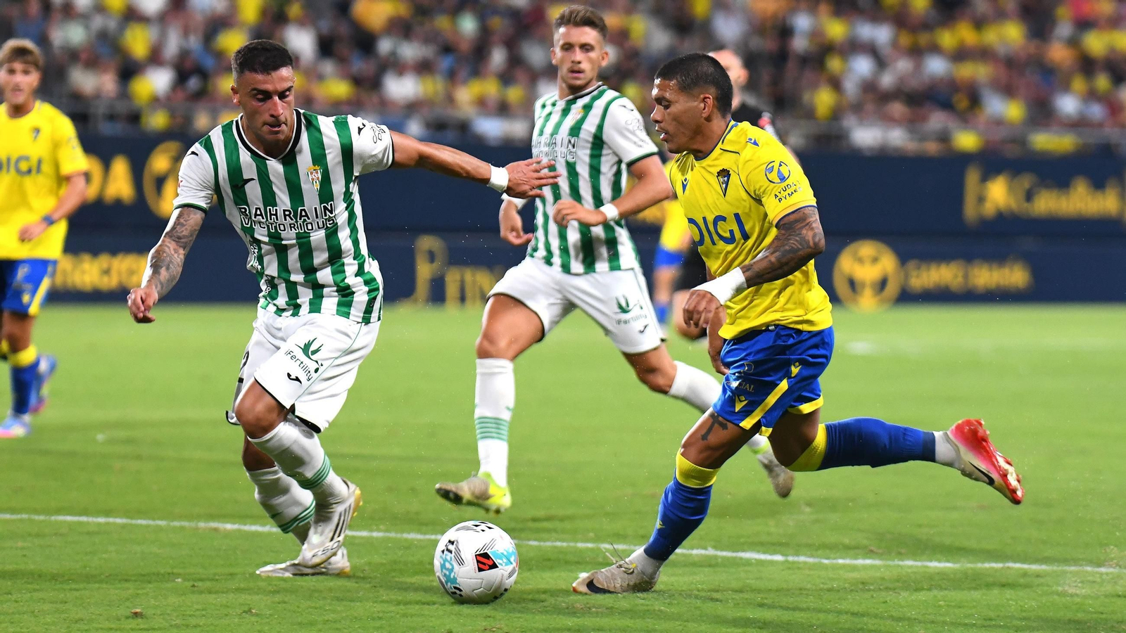Carlos Isaac intenta frenar a Brian Ocampo en el segundo tiempo del Cádiz - Córdoba CF del Trofeo Carranza.