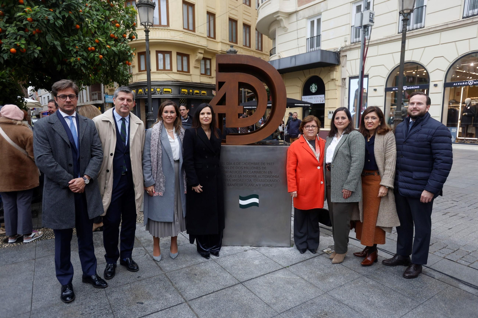 Juanma Moreno inaugura el monumento homenaje al Día de la Bandera de Andalucía en Córdoba, en imágenes