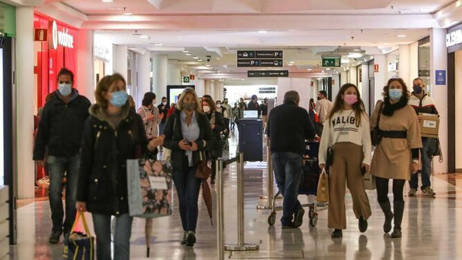 Clientes en el centro comercial de Bahía Sur.