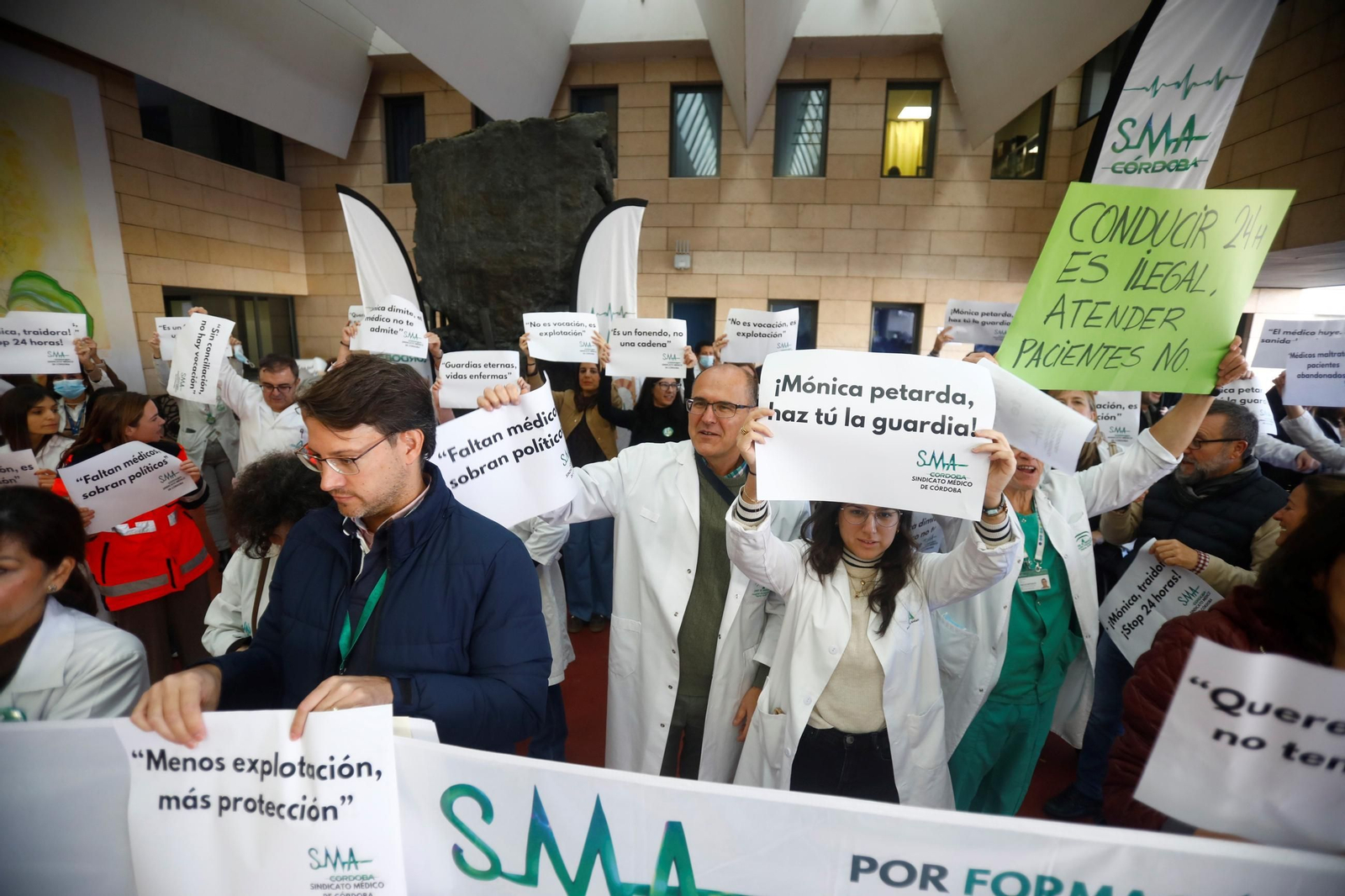 La concentración por la huelga de médicos en Córdoba contra el Estatuto Marco, en imágenes