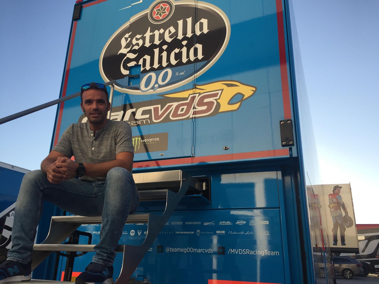 Dani Vadillo posa en la escalerilla del camión del Estrella Galicia 0,0 Marc VDS, el nuevo equipo de Joan Mir.