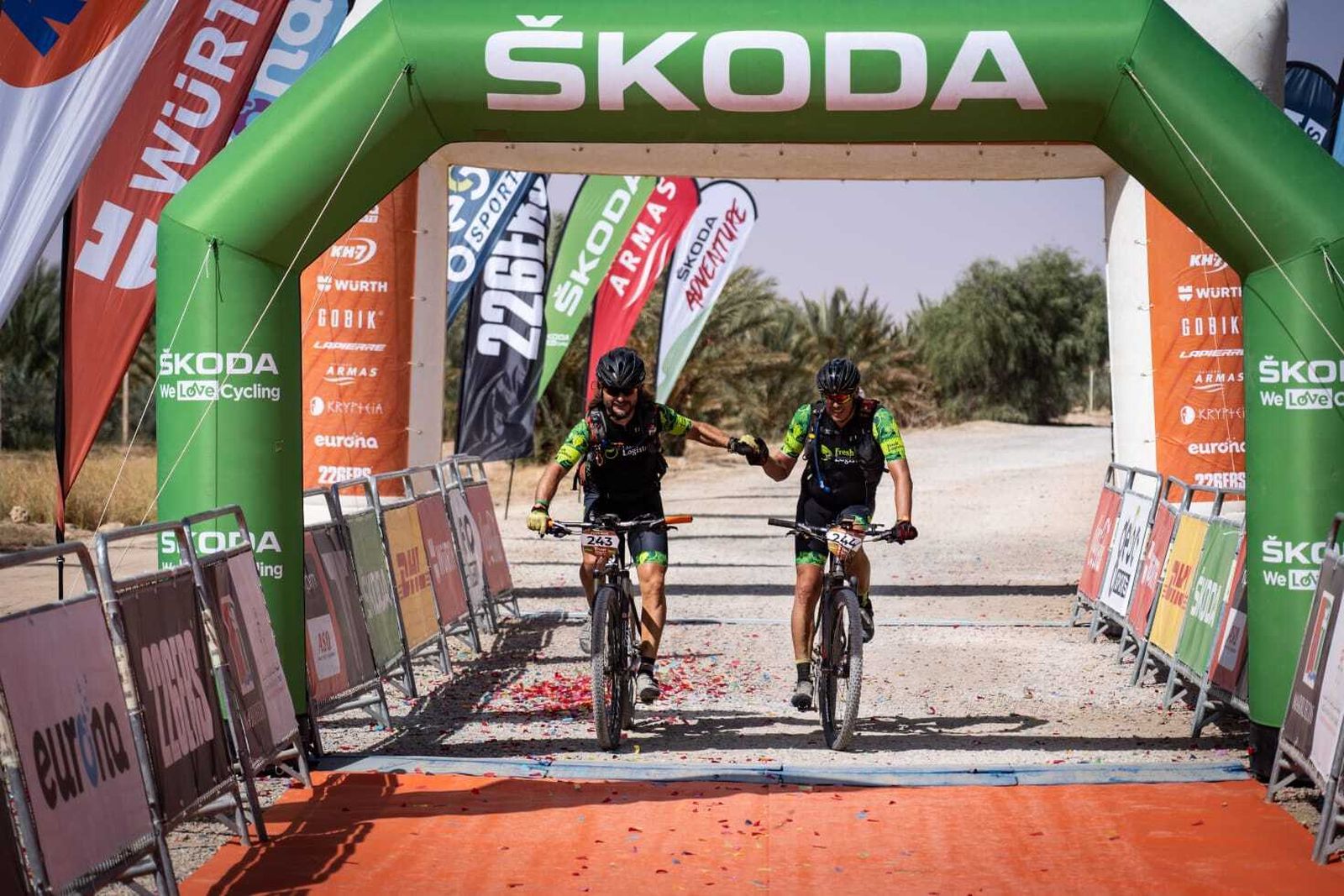 Los dos ciclistas almerienses, al cruzar la línea de meta.