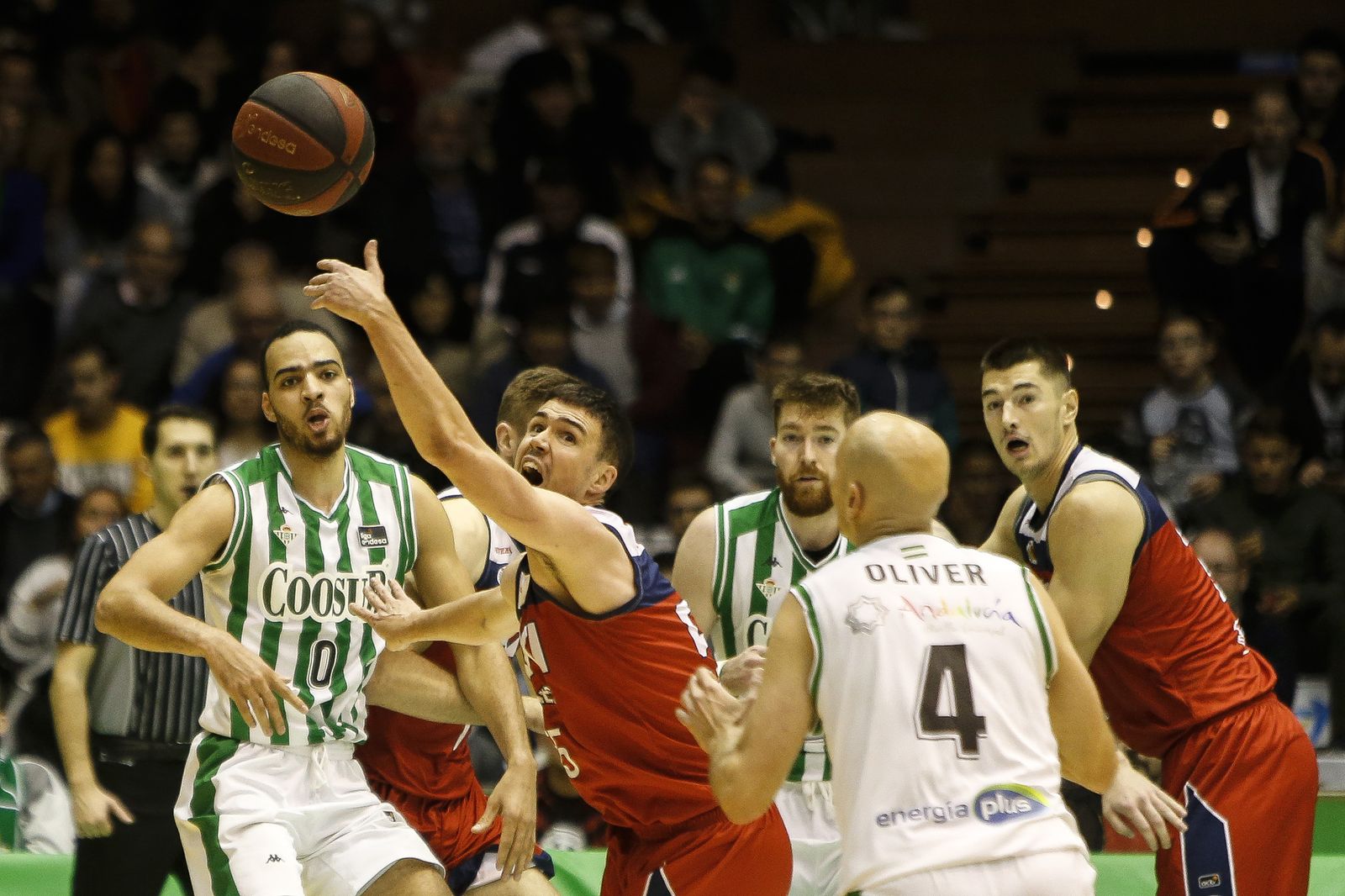 Dani Pérez trata de alcanzar el balón entre Oliver, Whittington y Obi.