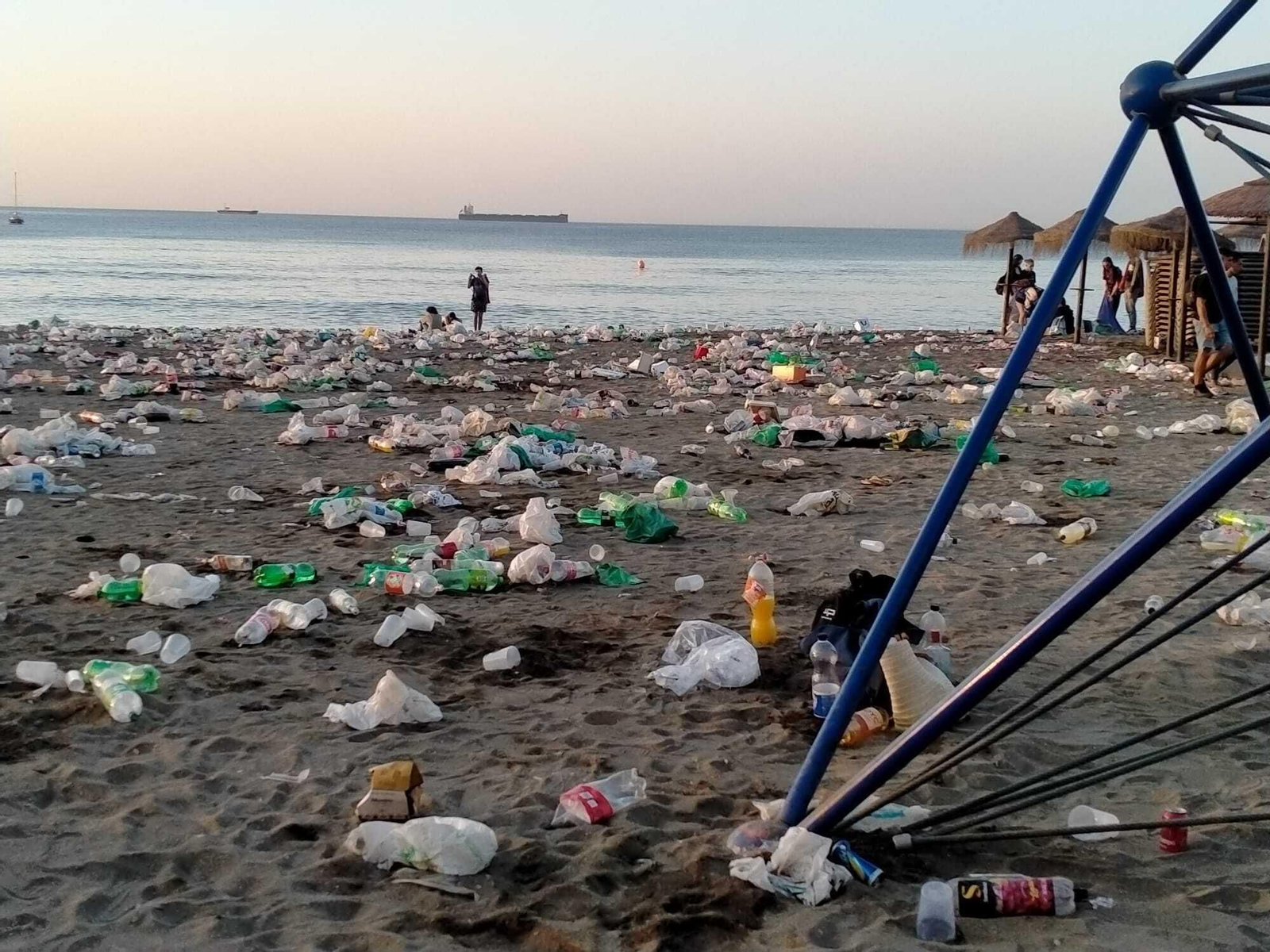 Las fotos de la basura en Playa de la Malagueta tras la Noche de San Juan