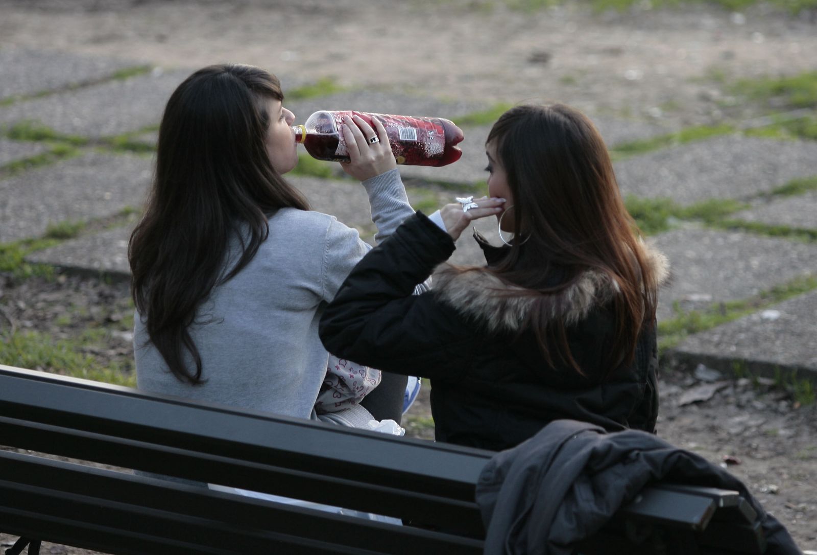 El alcohol es  muy popular entre los adolescentes.