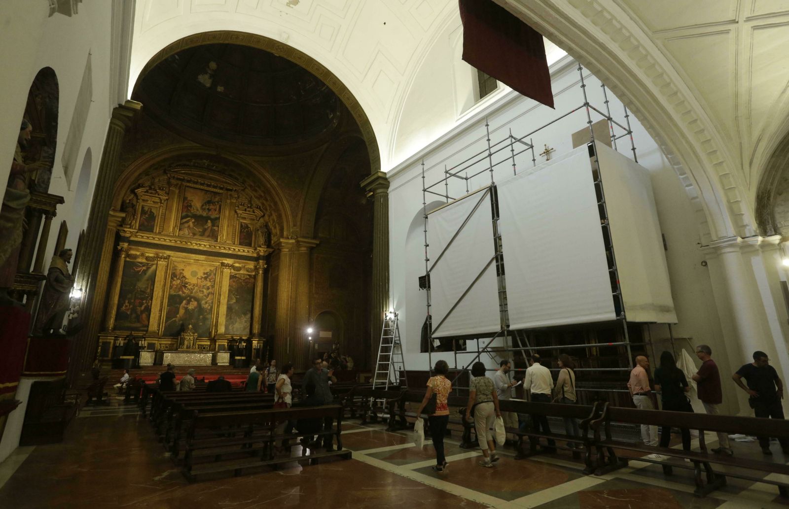 El interior de la iglesia de la Anunciación, donde se está desmontando el andamio que ha cubierto el retablo de San Juan Bautista durante la restauración.