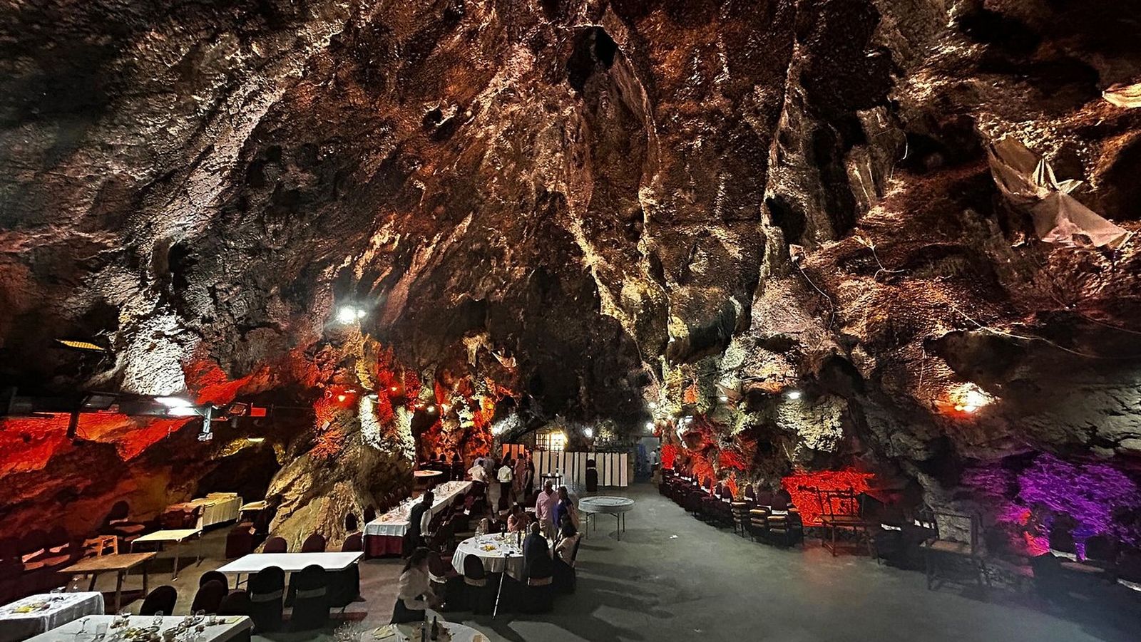 Si buscas un lugar original para celebrar el Día del Amor, la Cueva de los Majuelos sorprenderá a tu pareja.