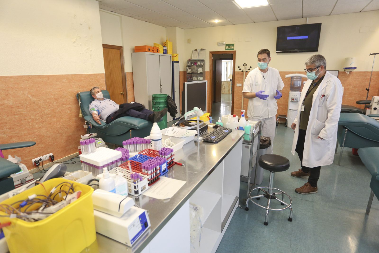 Salir a donar sangre en la Málaga del coronavirus, en fotos