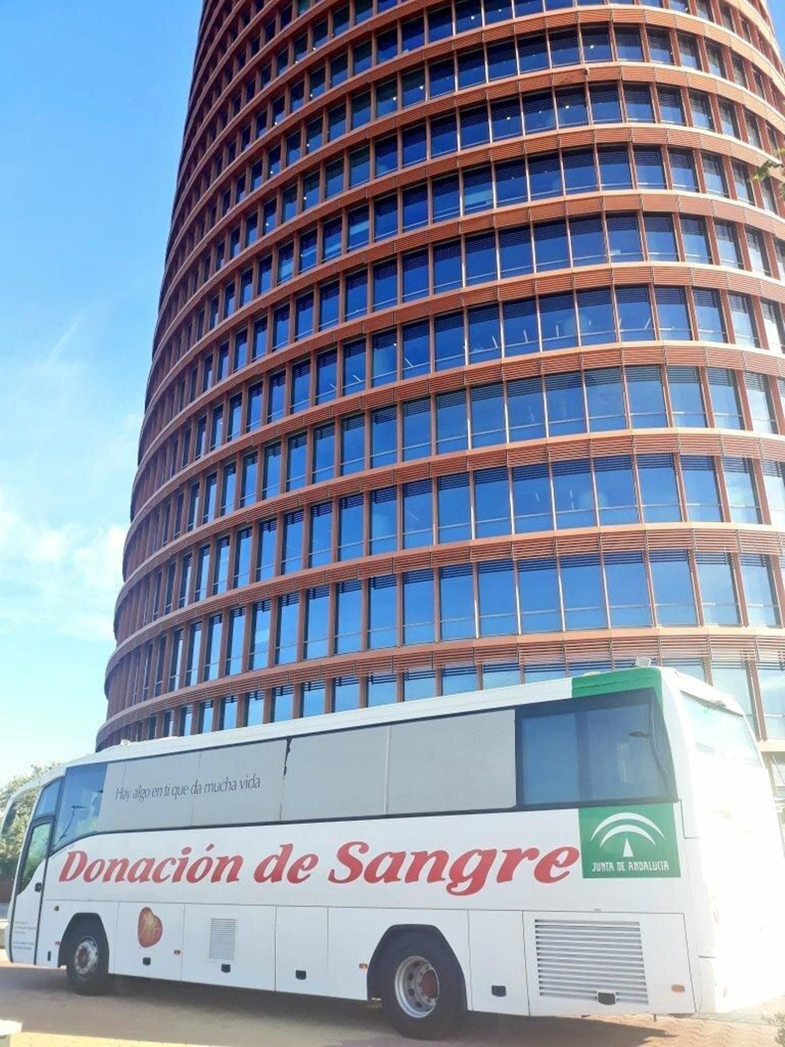 Imagen de la Torre Sevilla y el autobús del Centro de Transfusión Sanguínea