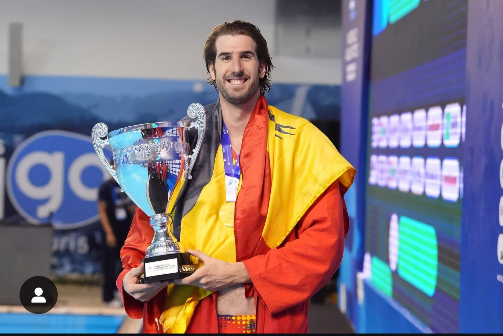 Miguel de Toro, enfundado en la bandera española, posa con el trofeo en Podgoriça.