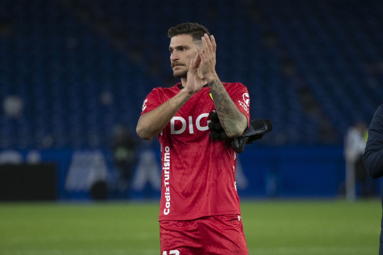 Víctor Aznar aplaude después del partido en Riazor.