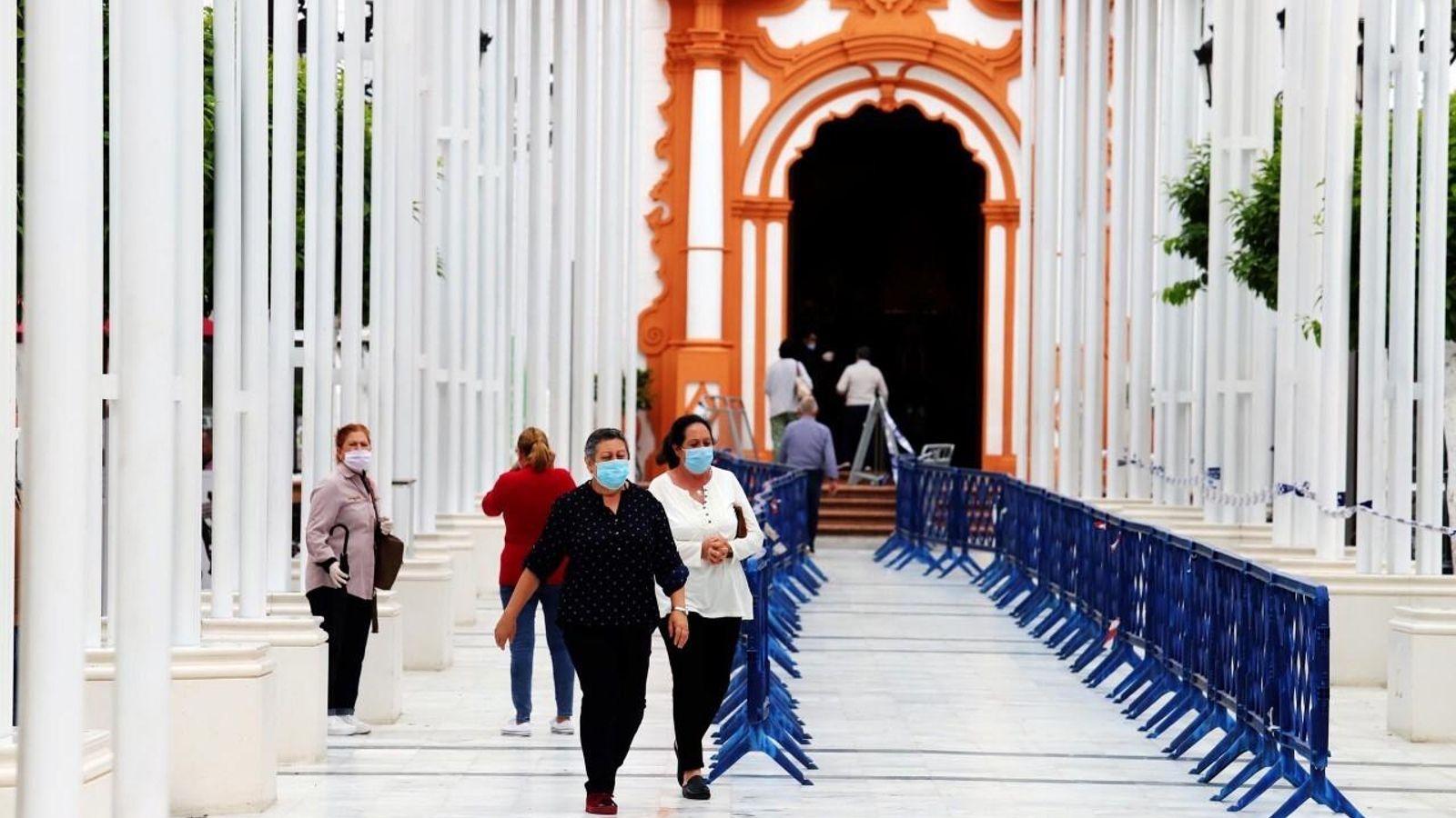 Pasillos habilitados en el paseo para acceder hasta la parroquia.