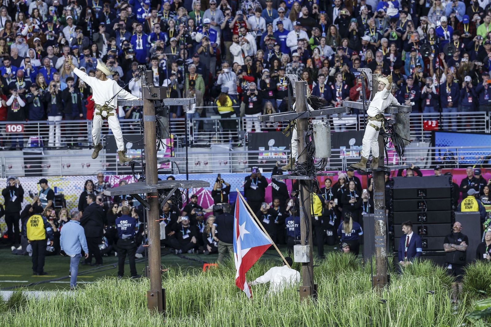 Las mejores fotos de la Super Bowl con la actuación de Bad Bunny