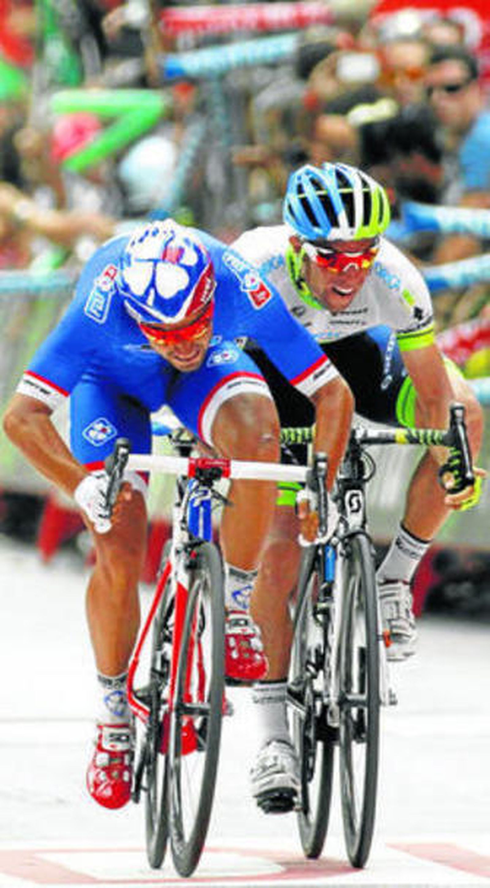 Nacer Bouhanni se impone a Michael Matthews en la meta en Albacete.