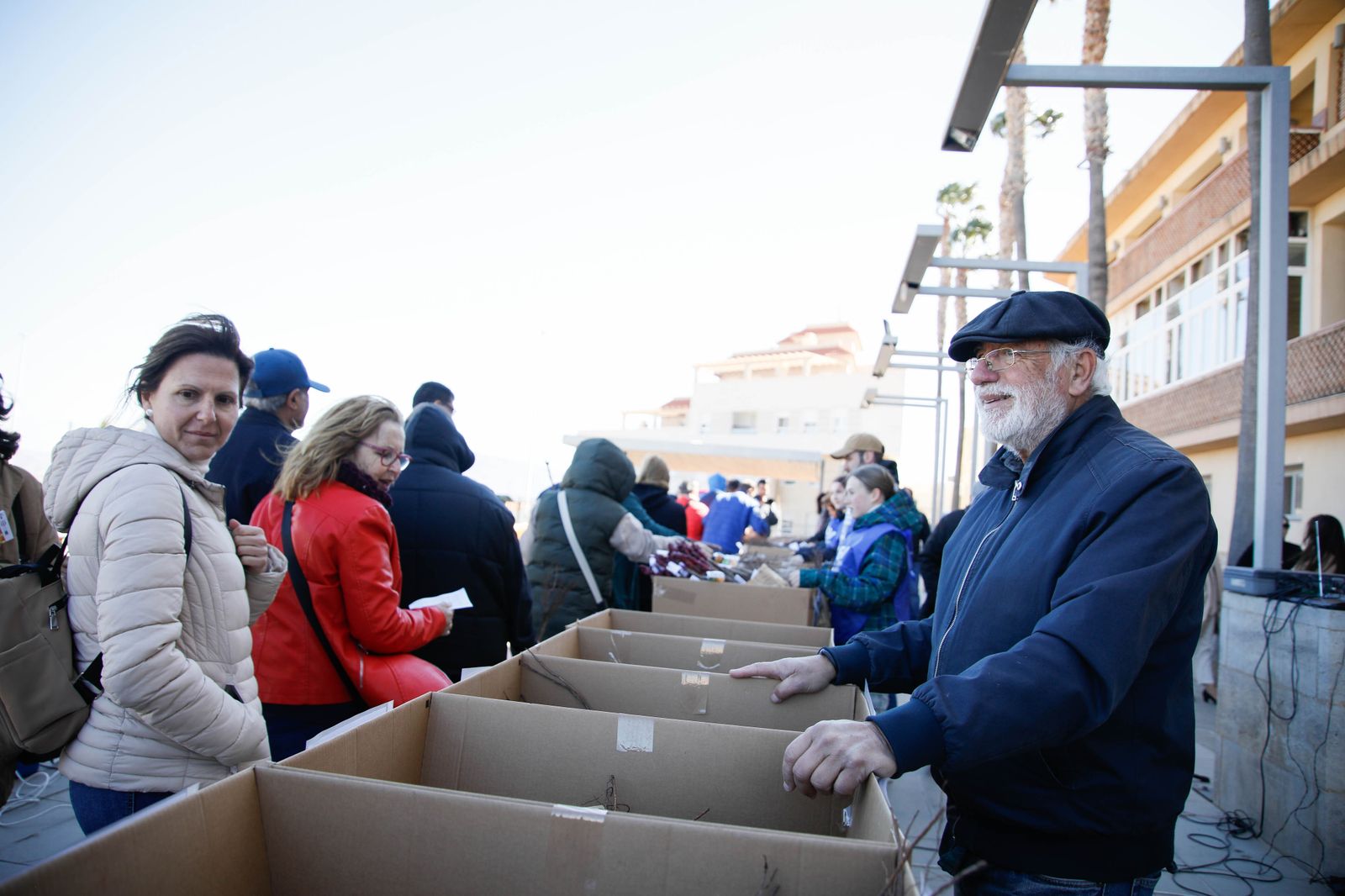 Imágenes del reparto de Parras en Alhama de Almería