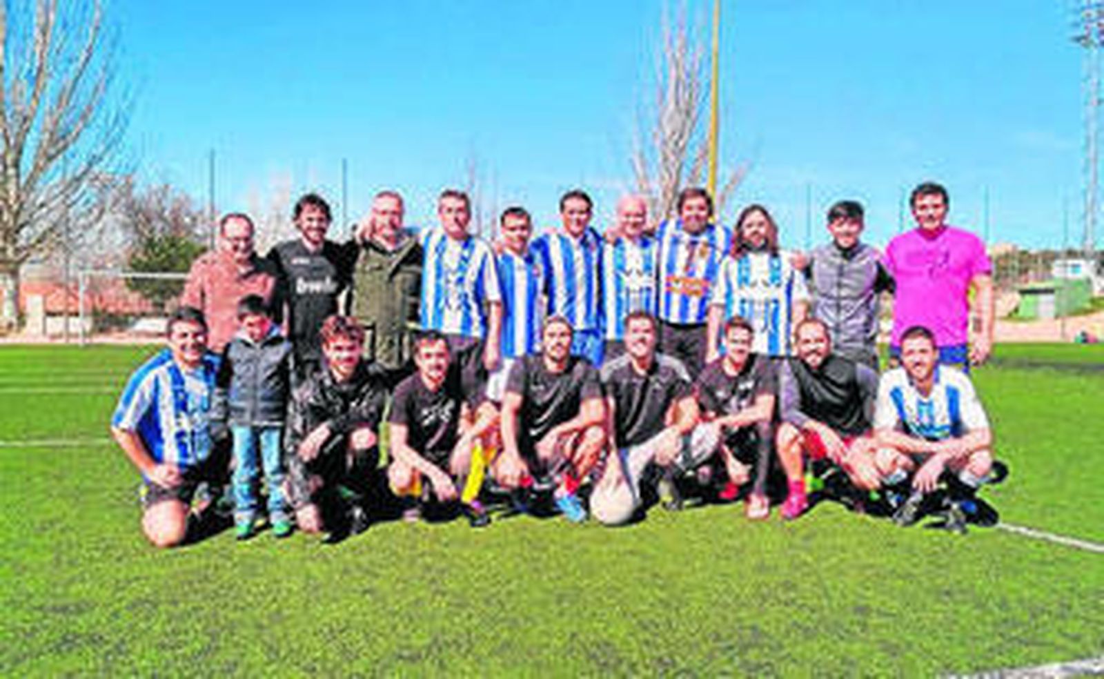 Los integrantes de los dos equipos, minutos antes del partido.