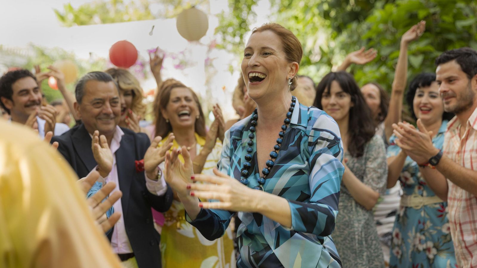 Sonia Barba, y tras ella, a la derecha, Beatriz Arjona, en ‘Fin de fiesta’.