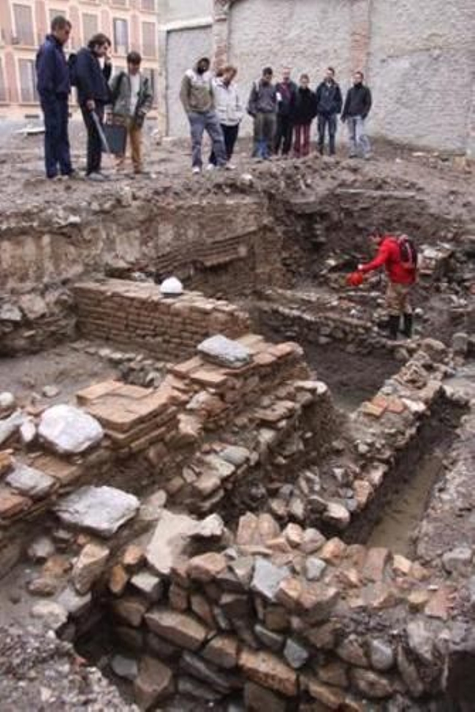 Responsables de la empresa Jarquil, ayer, durante la visita a las obras,