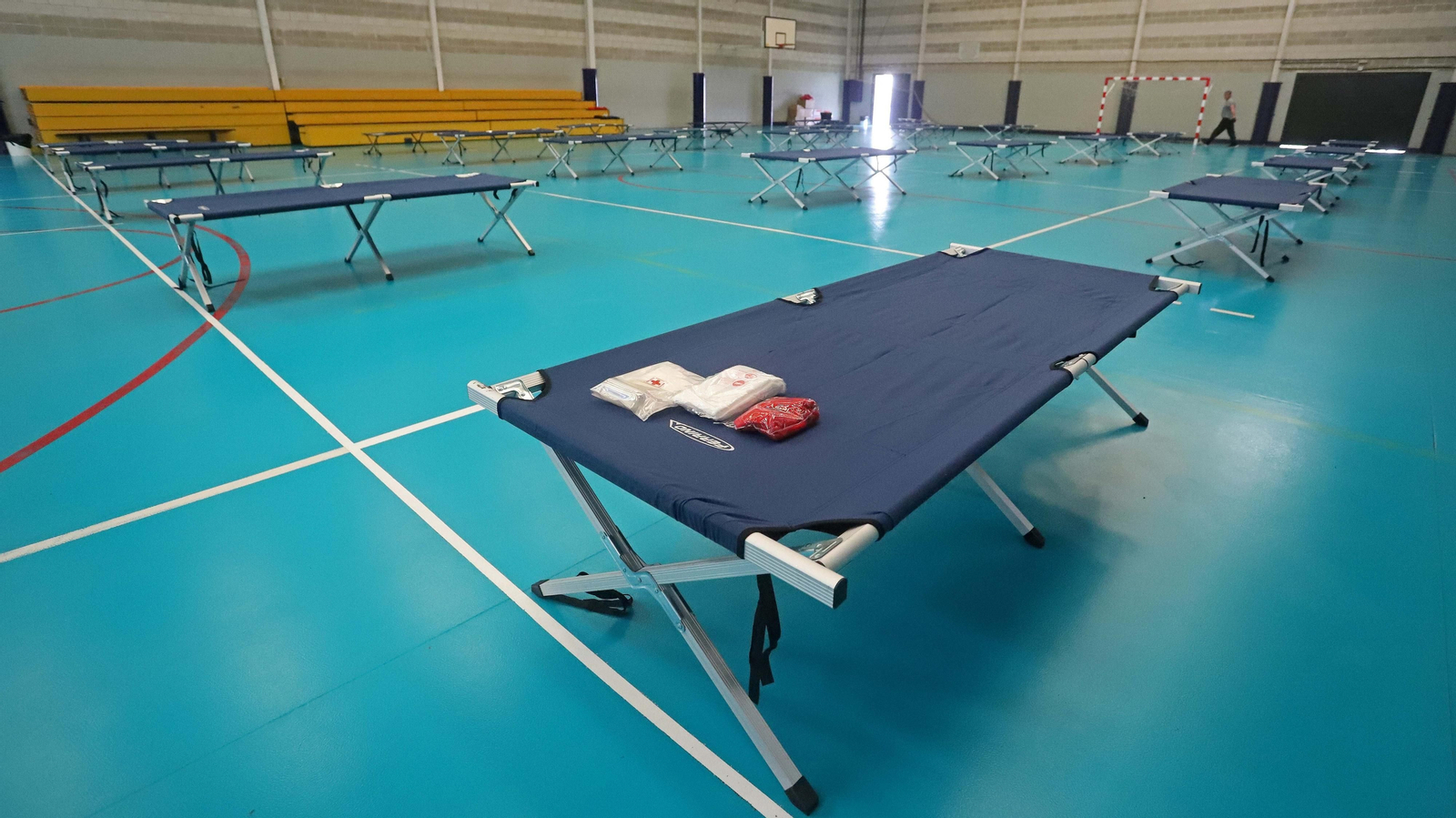 Montaje del albergue de emergencia en El Saladillo