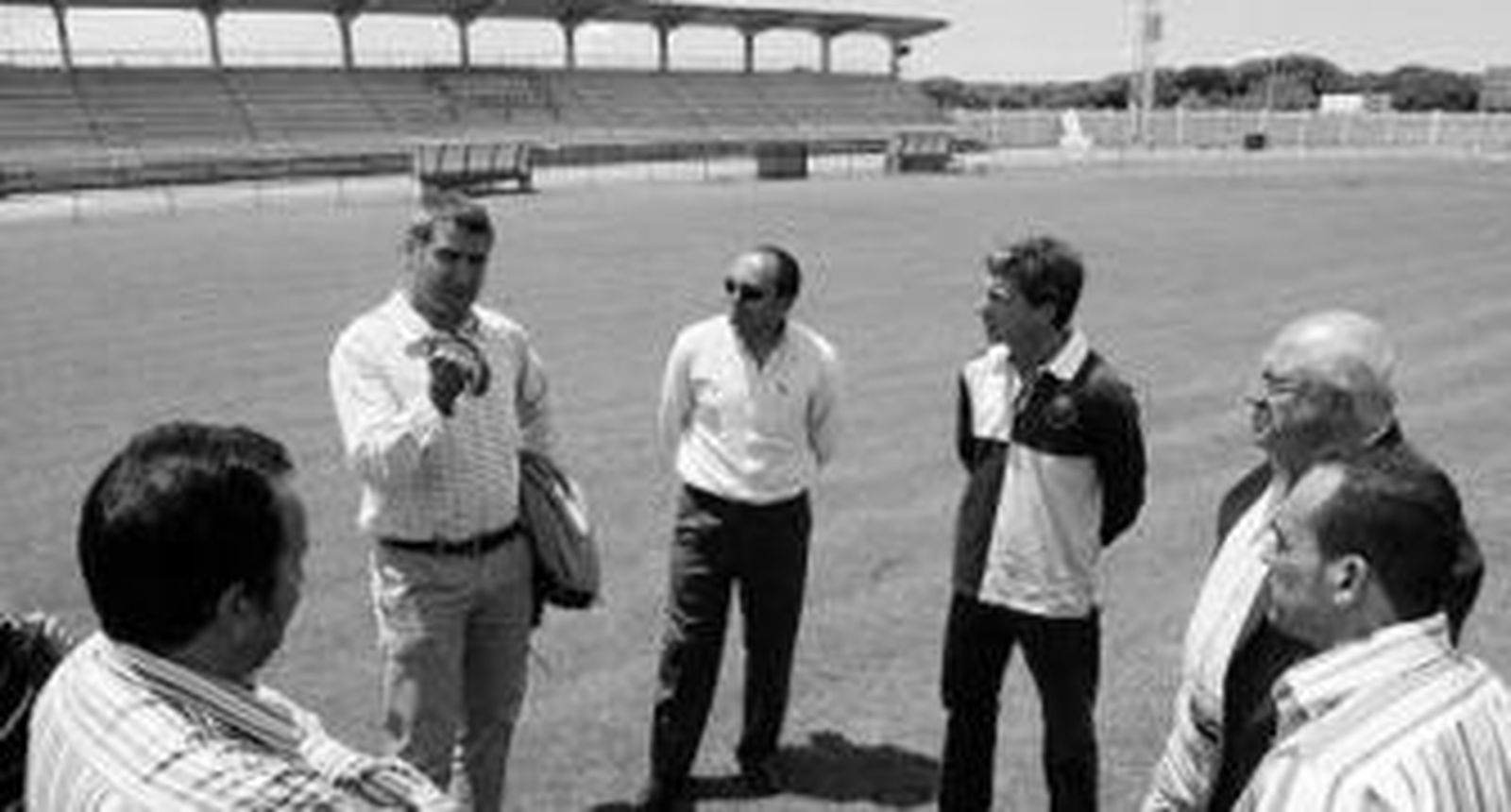 Emisarios sevillistas, ayer en el estadio municipal de Rota.