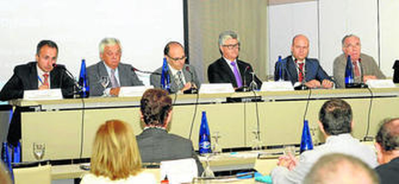 Mesa redonda para debatir sobre el dragado del Guadalquivir y su impulso socioeconómico para Sevilla.