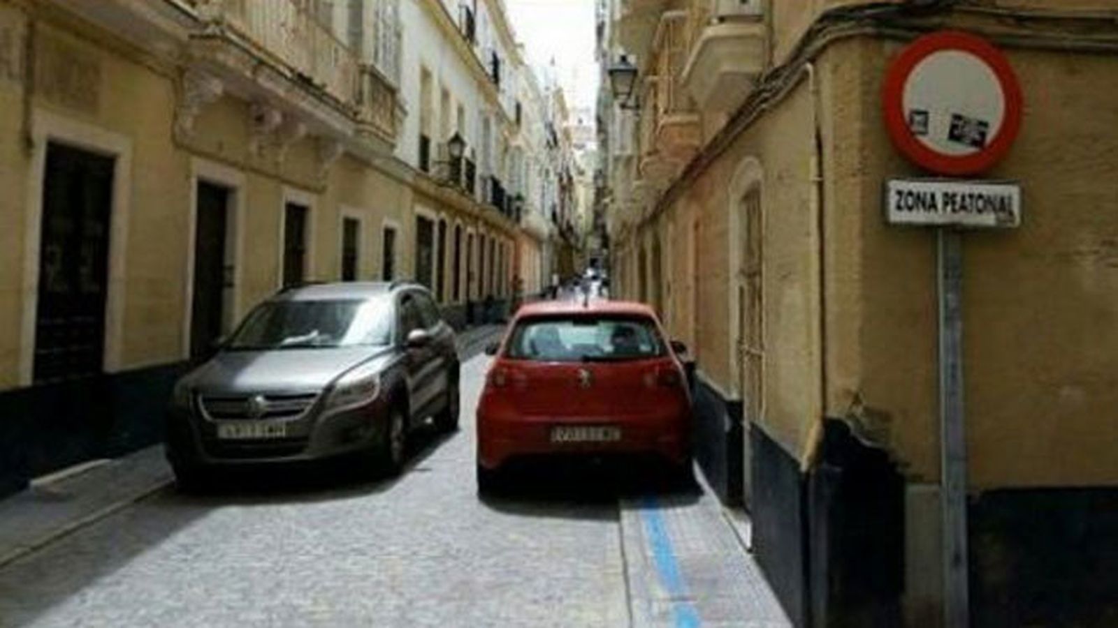 Dos vehículos estacionados en la calle Santa Inés.