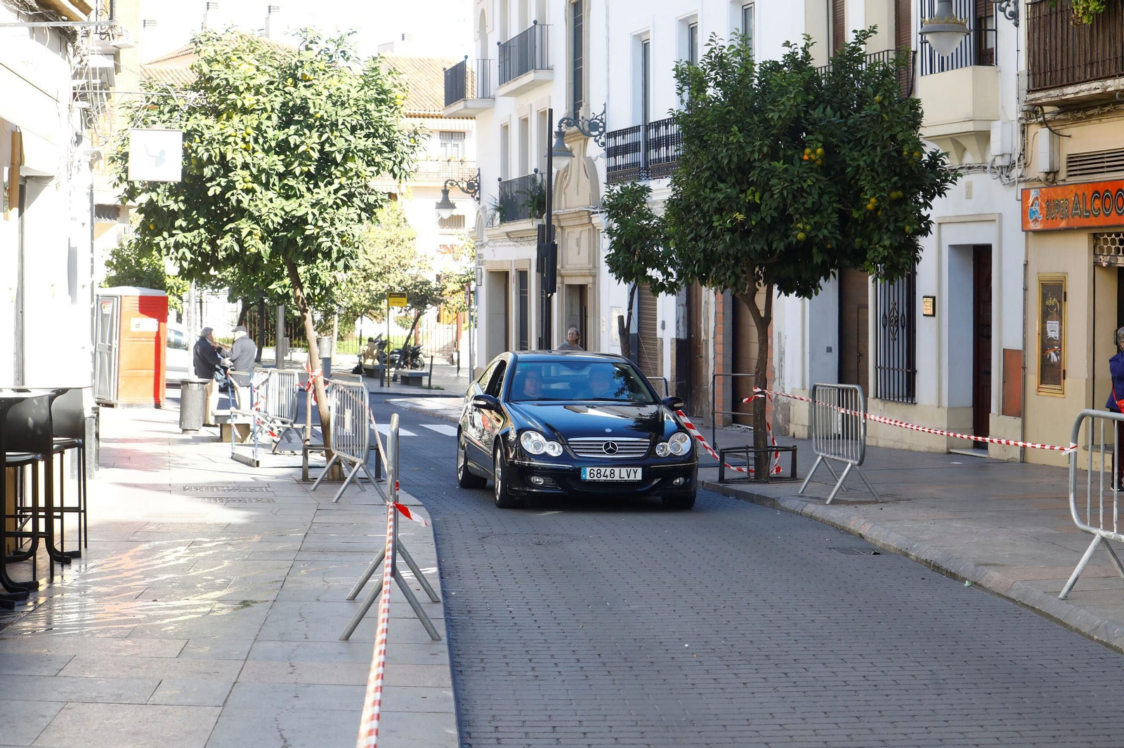 La reapertura al tráfico del primer tramo de la calle Alfaros, en imágenes
