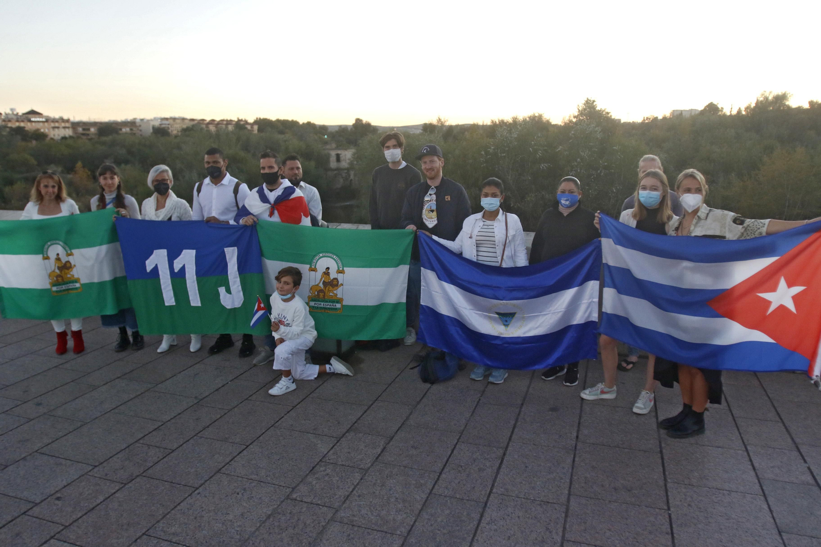 Manifestación de la Asociación Cubano-Cordobesa por la Democracia en el Puente Romano.