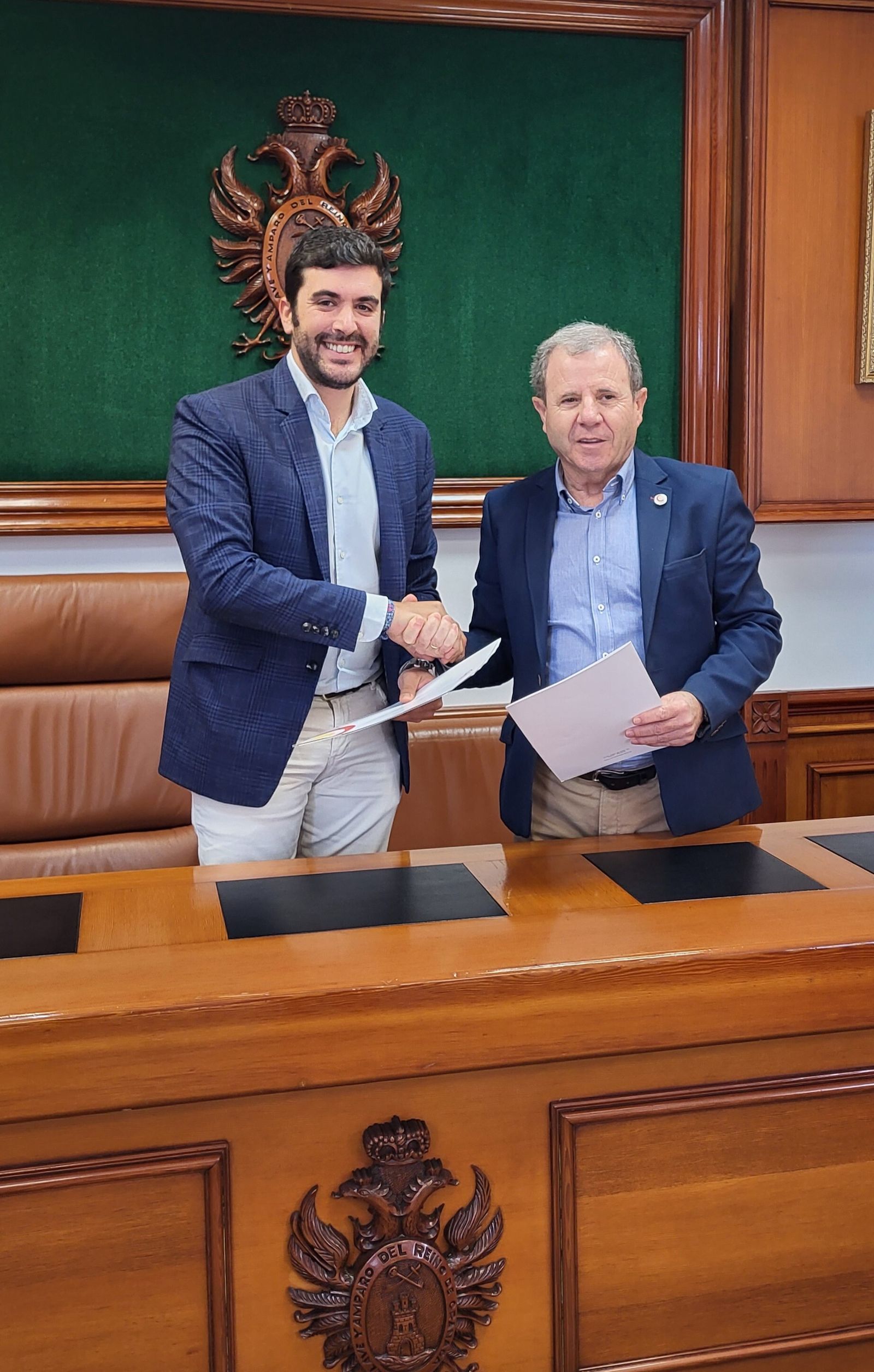 Firma del convenio de colaboración entre el Alcalde de Mojácar y el Presidente de la Cámara de Comercio de Almería.