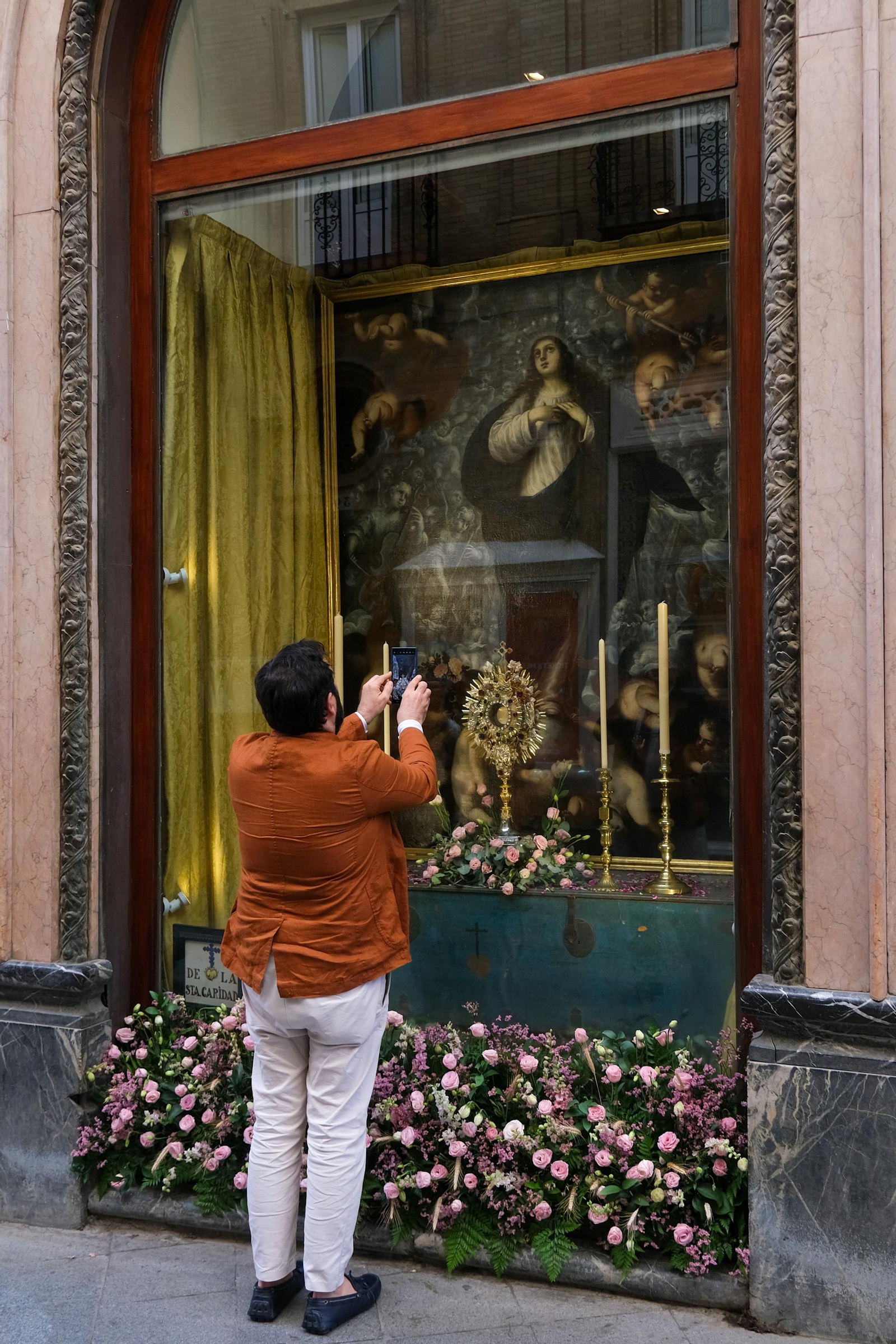 Preparativos, altares, escaparates, balcones para el Corpus