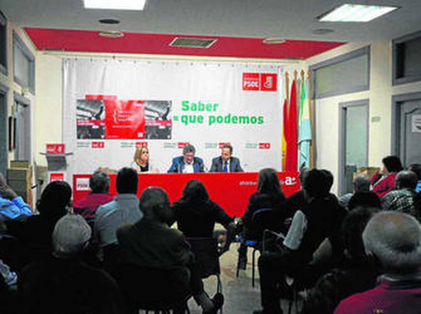 Asunción Barranco, Luiz Pizarro y Salvador de la Encina, durante un encuentro con militantes de La Línea.