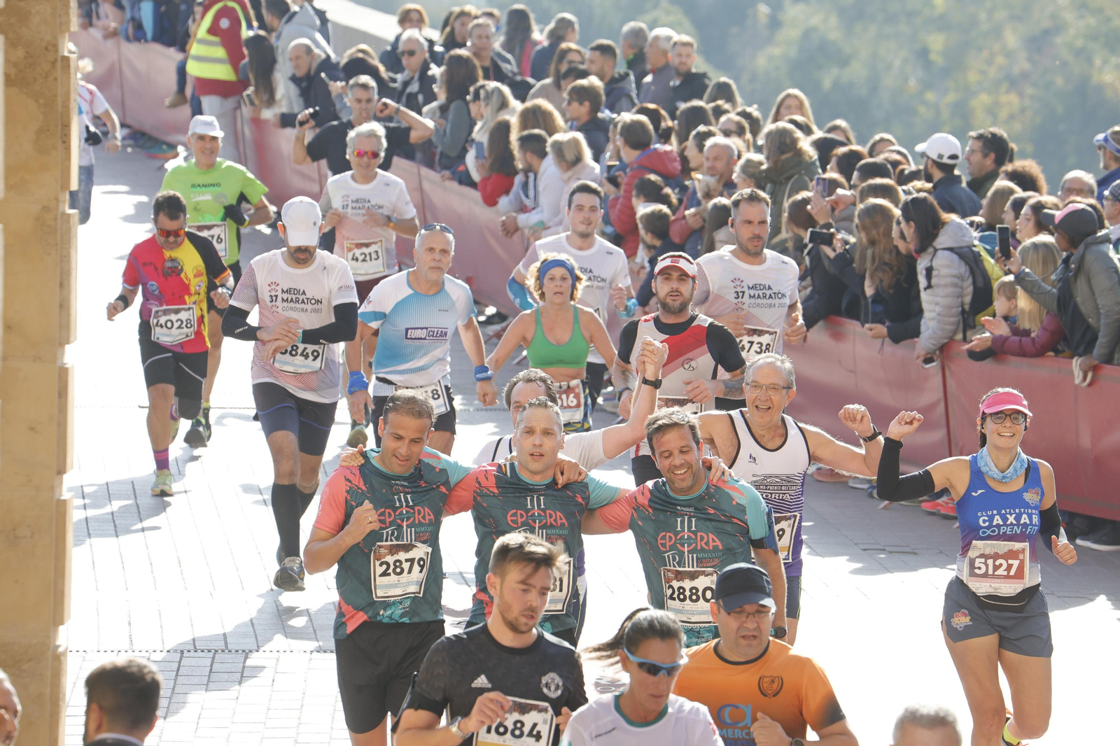 Media Maratón de Córdoba 2023: La gloria de cruzar la Puerta del Puente, en imágenes