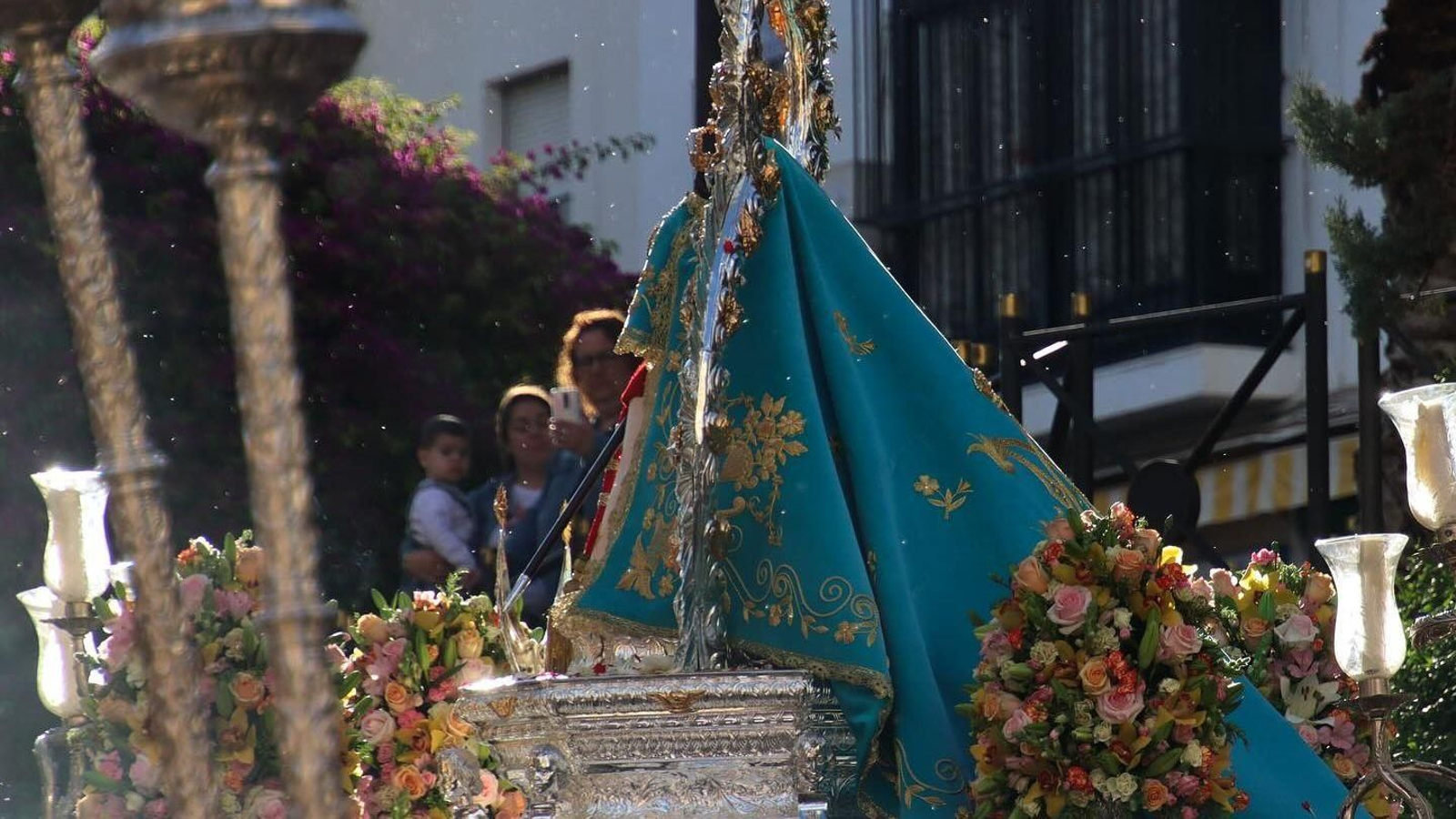 La Morenita procesiona por el centro de Jaén.