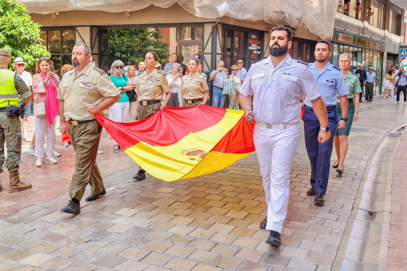 Fotos: el acto de izado de la bandera de España en Granada por el Día de las Fuerzas Armadas