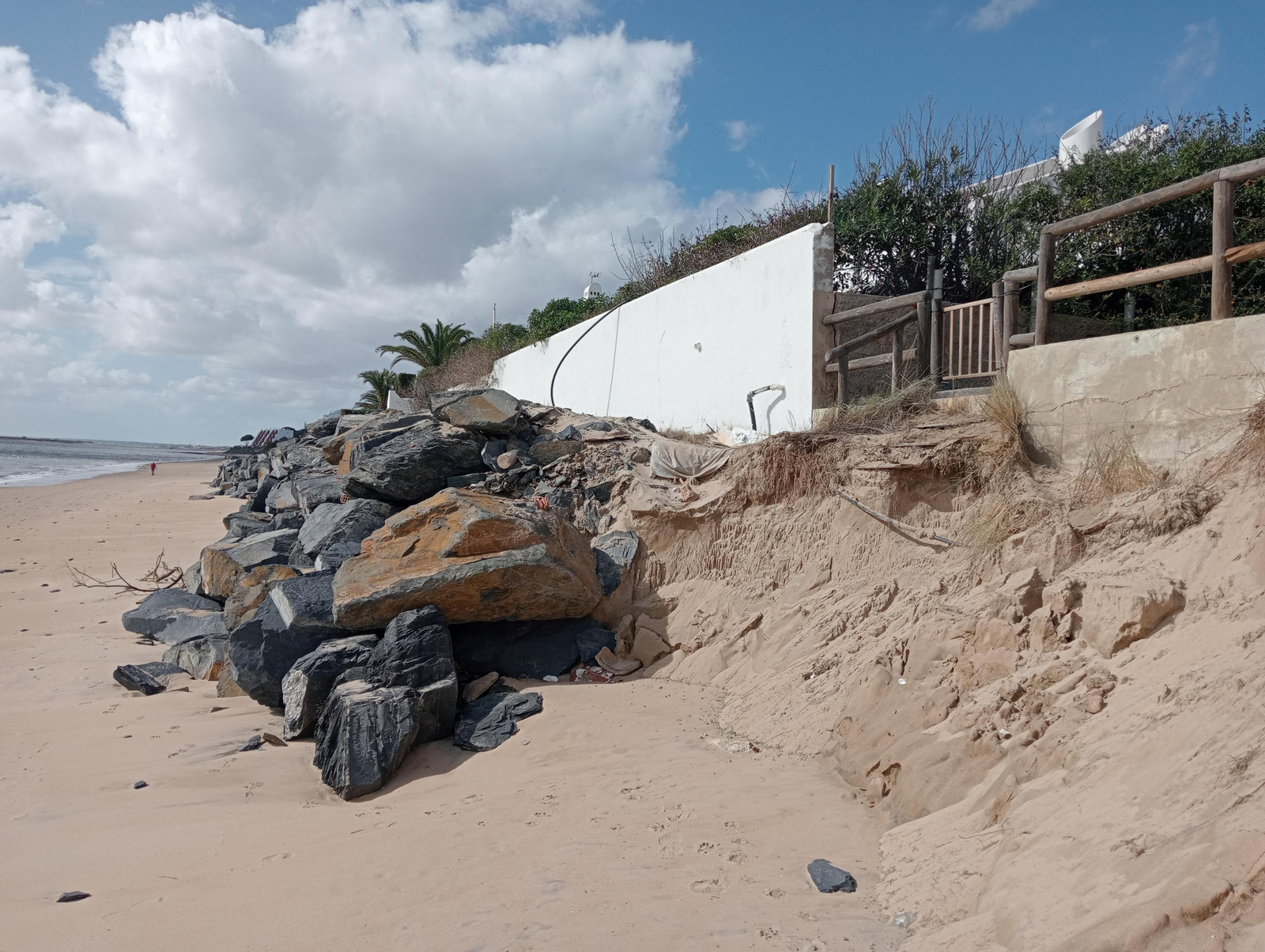 Imágenes de la playa de El Portil tras el temporal de viento y lluvia de ayer en Huelva